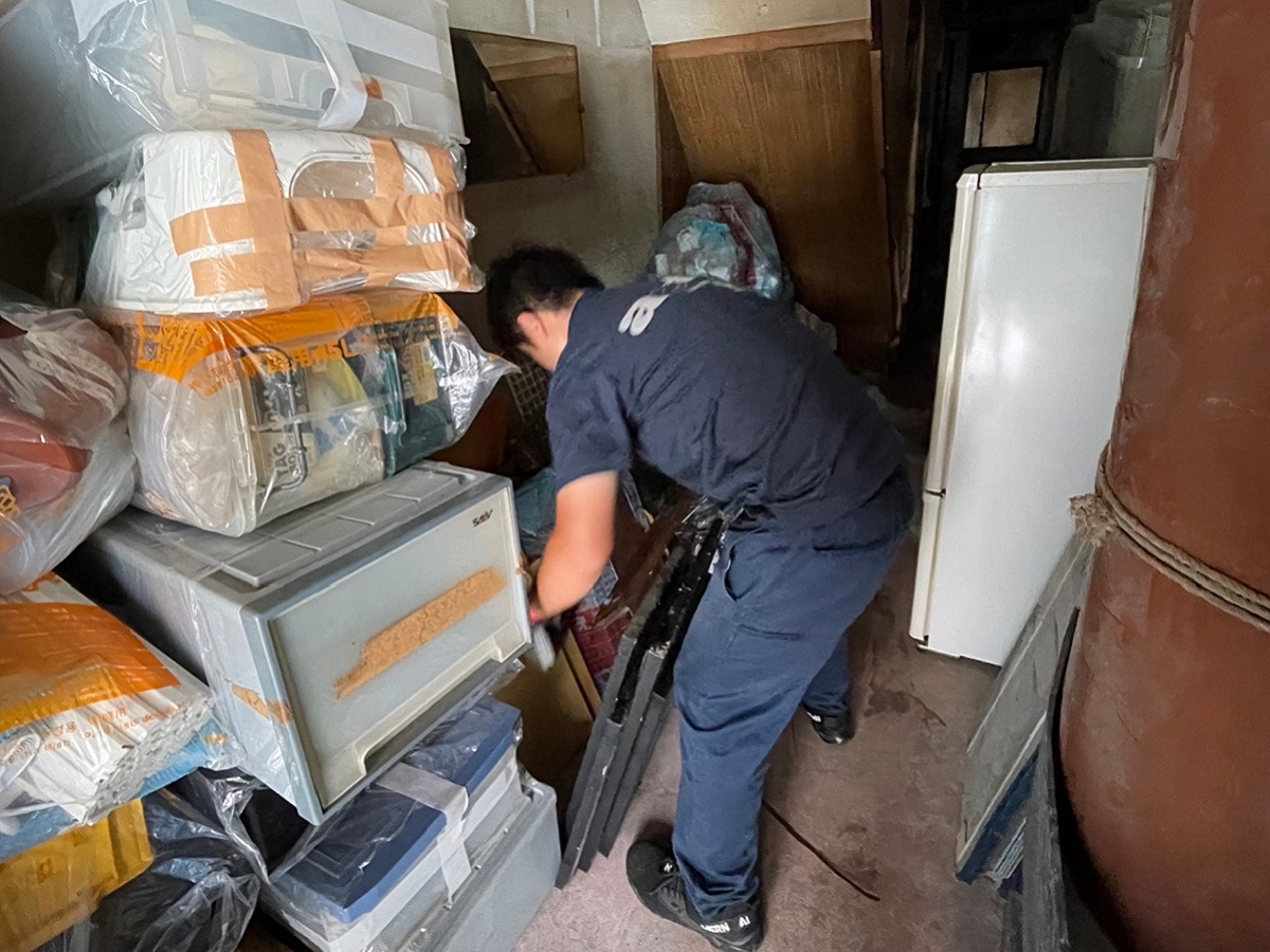 「事務所倉庫から不要な建築資材や石膏ボードを回収しました」作業写真