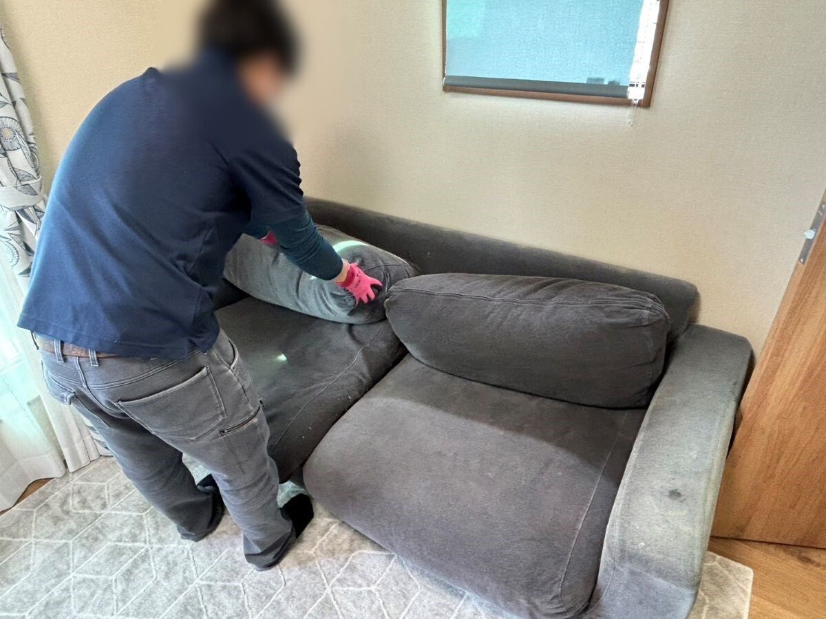 「一戸建て住宅のリビングからソファーを回収しました」作業写真
