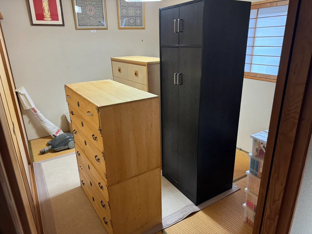 「一戸建て住宅からたんす・エアコン室外機を回収しました」作業写真