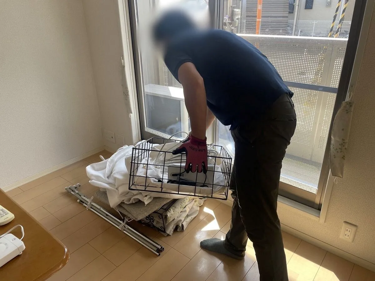 「マンションの一室から冷蔵庫や小物を回収させていただきました」作業写真