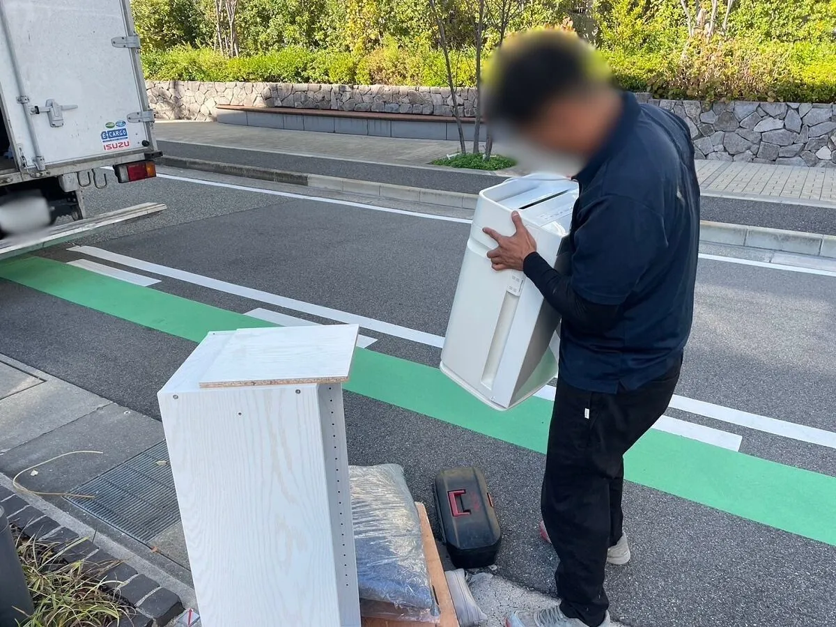 「マンションの一室からカーペットを回収させていただきました」作業写真