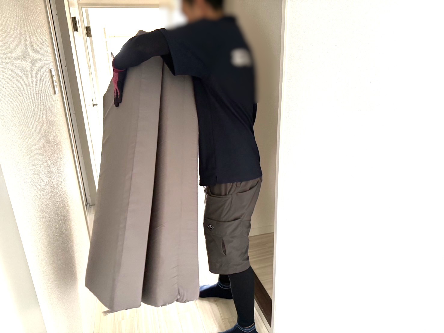 「一戸建てのお部屋から冷蔵庫やマットレス、棚の回収作業を行いました」作業写真