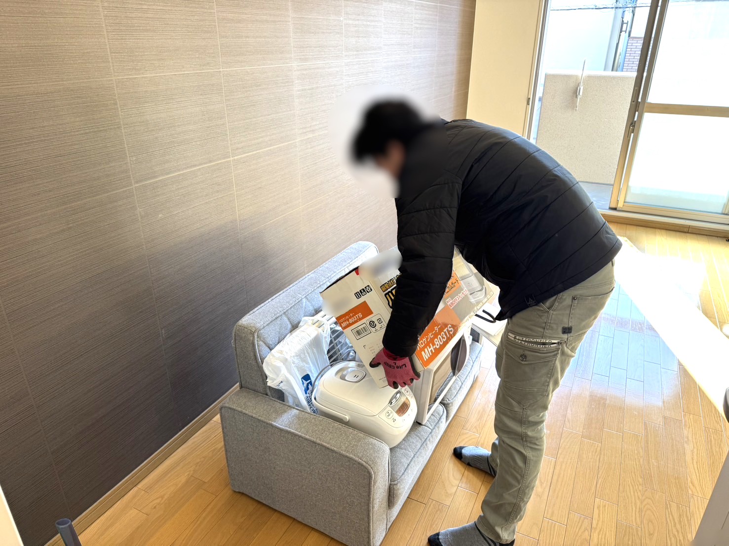 「ソファや炊飯器、電子レンジ、ハロゲンランプ、傘などを回収しました」作業写真