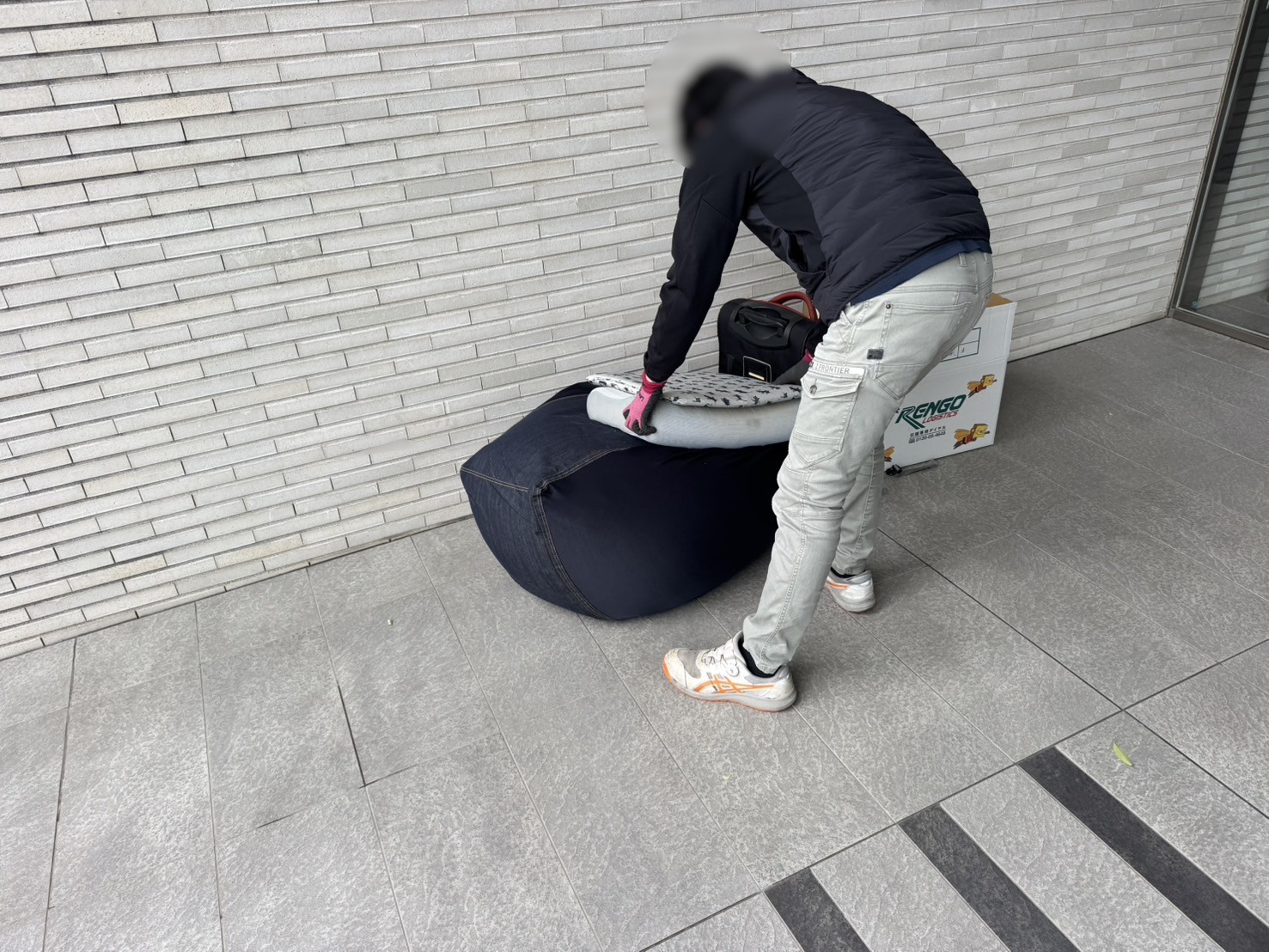 「ビーズクッションやキャリーケースなどをまとめて回収しました」作業写真