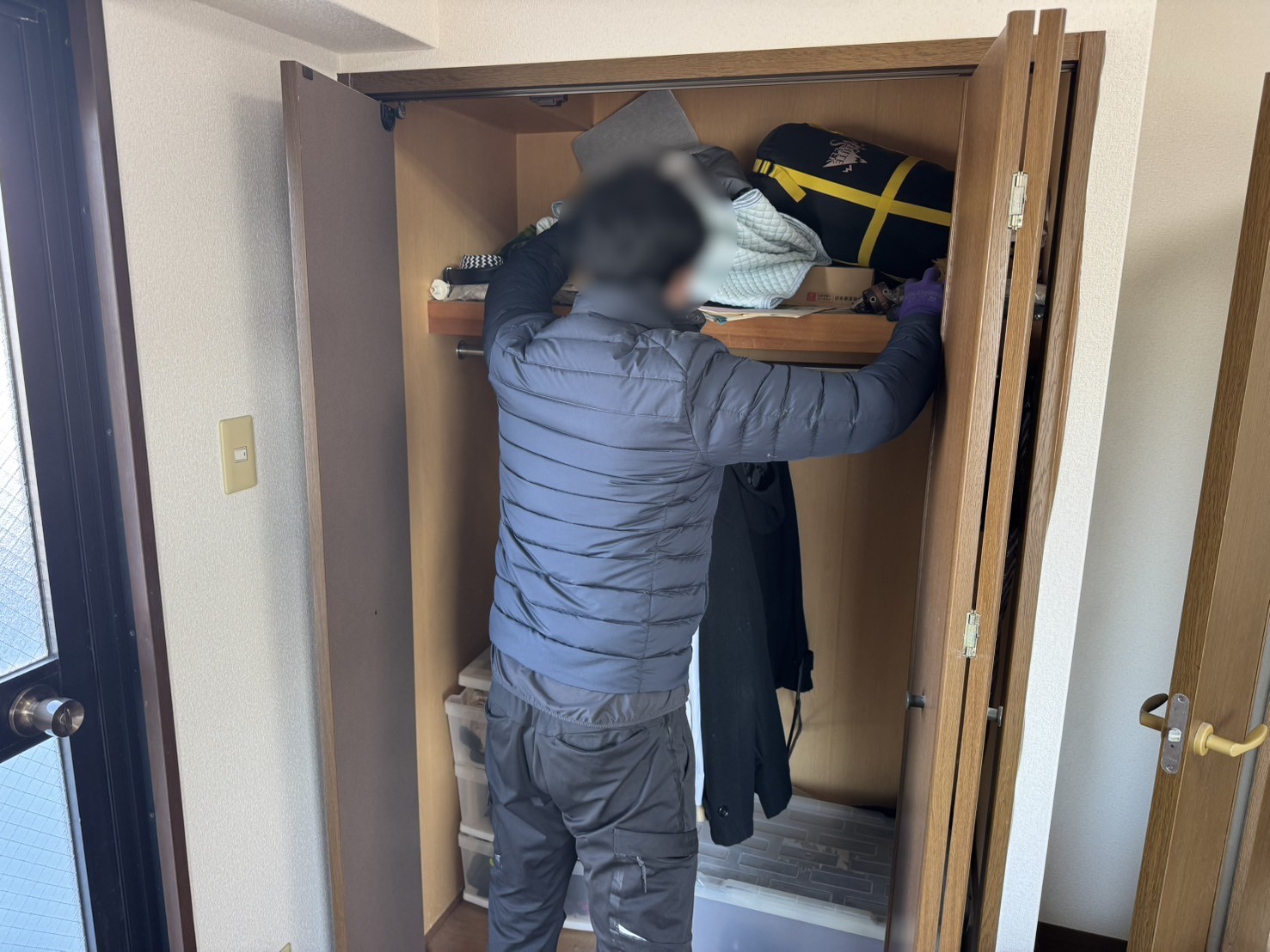 「コートやネクタイ、衣類、シーツ、衣装ケースなどを回収しました」作業写真