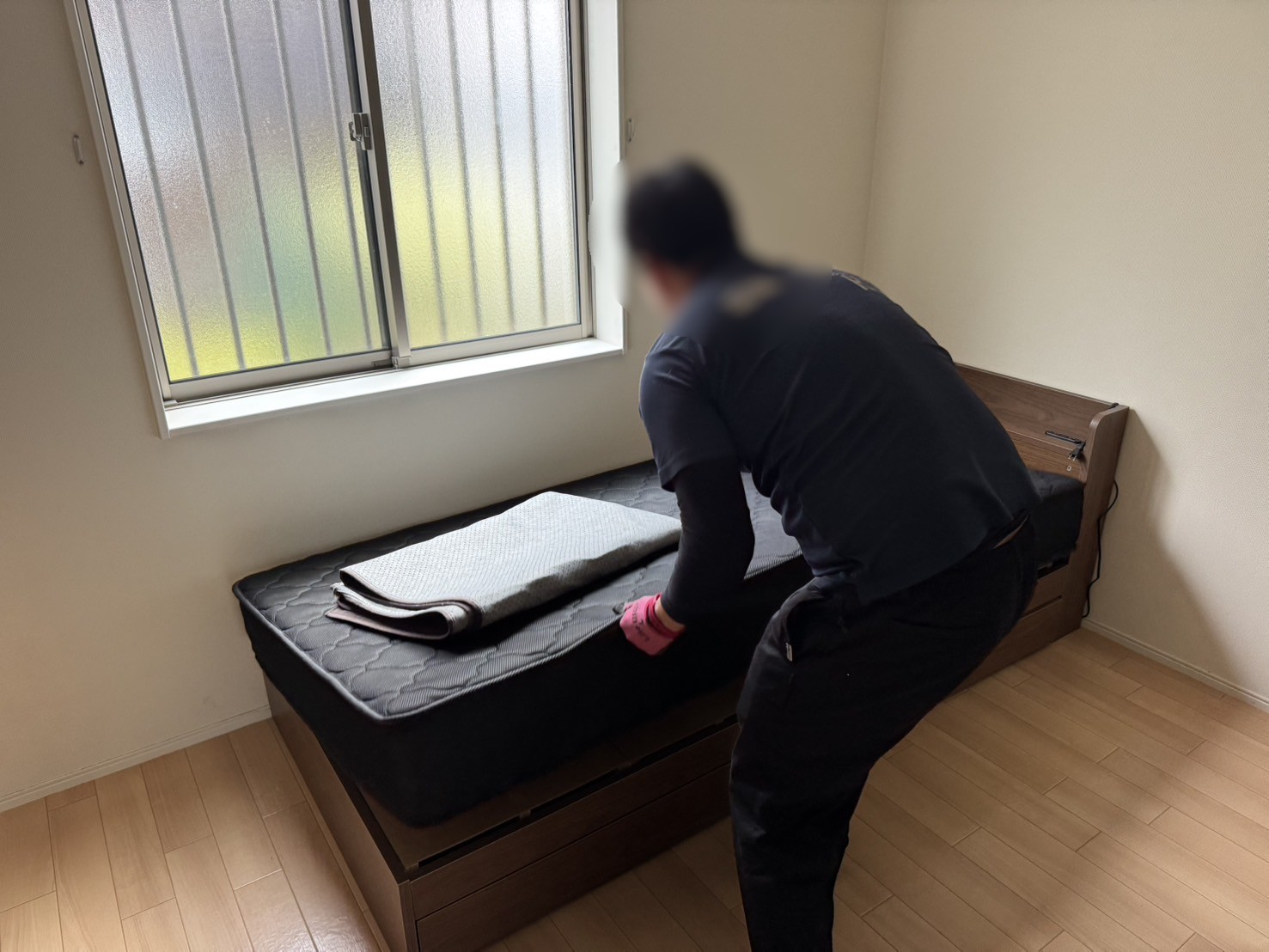 「2DKのマンションのお部屋からベッドや布団などを回収しました」作業写真