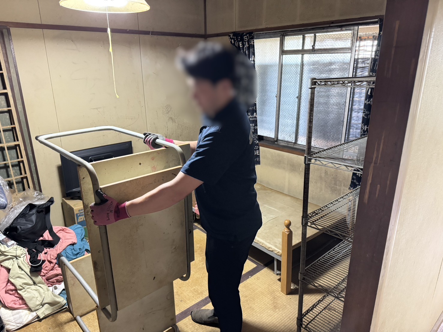 「3DKのマンションのお部屋から棚やテーブルなどを回収しました」作業写真